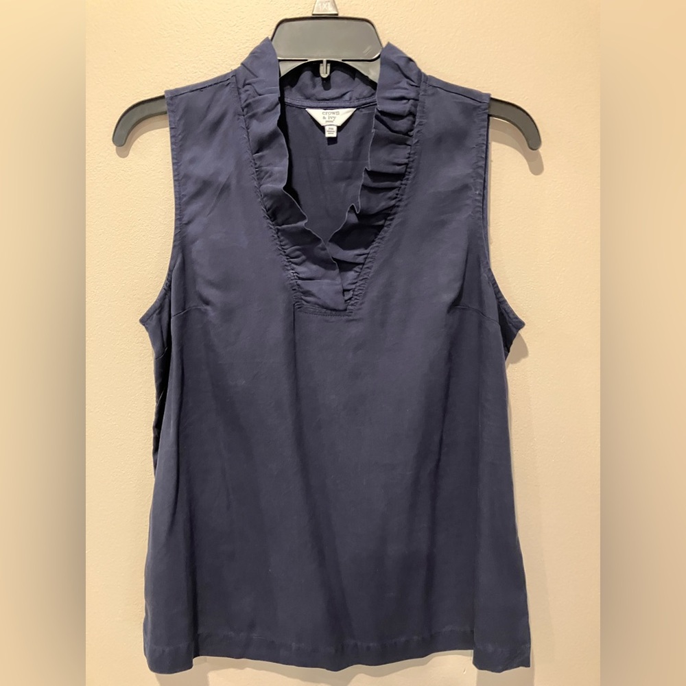 Sleeveless, v-neck top